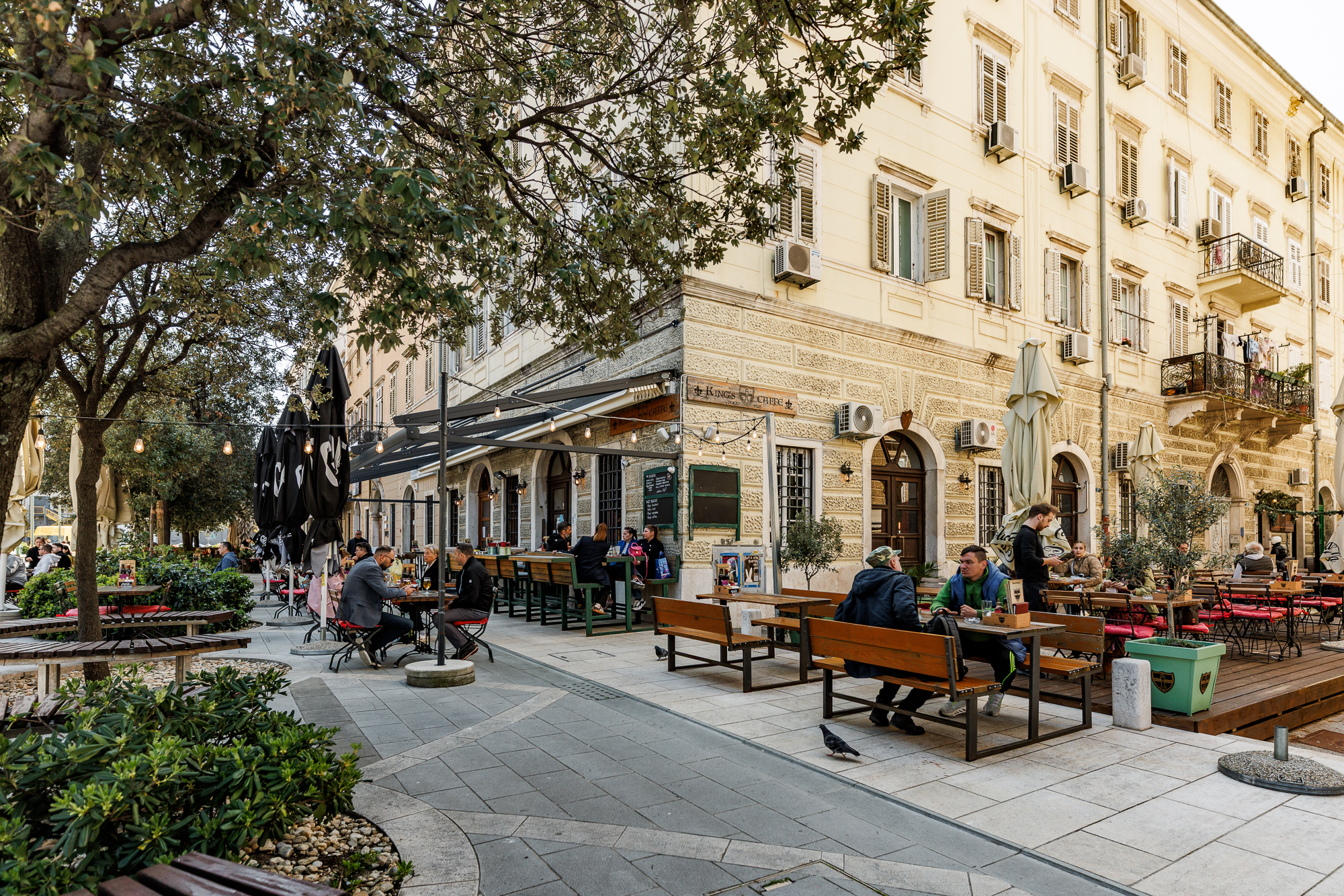 KING’S CAFFE FOOD PUB – PROSTOR-11