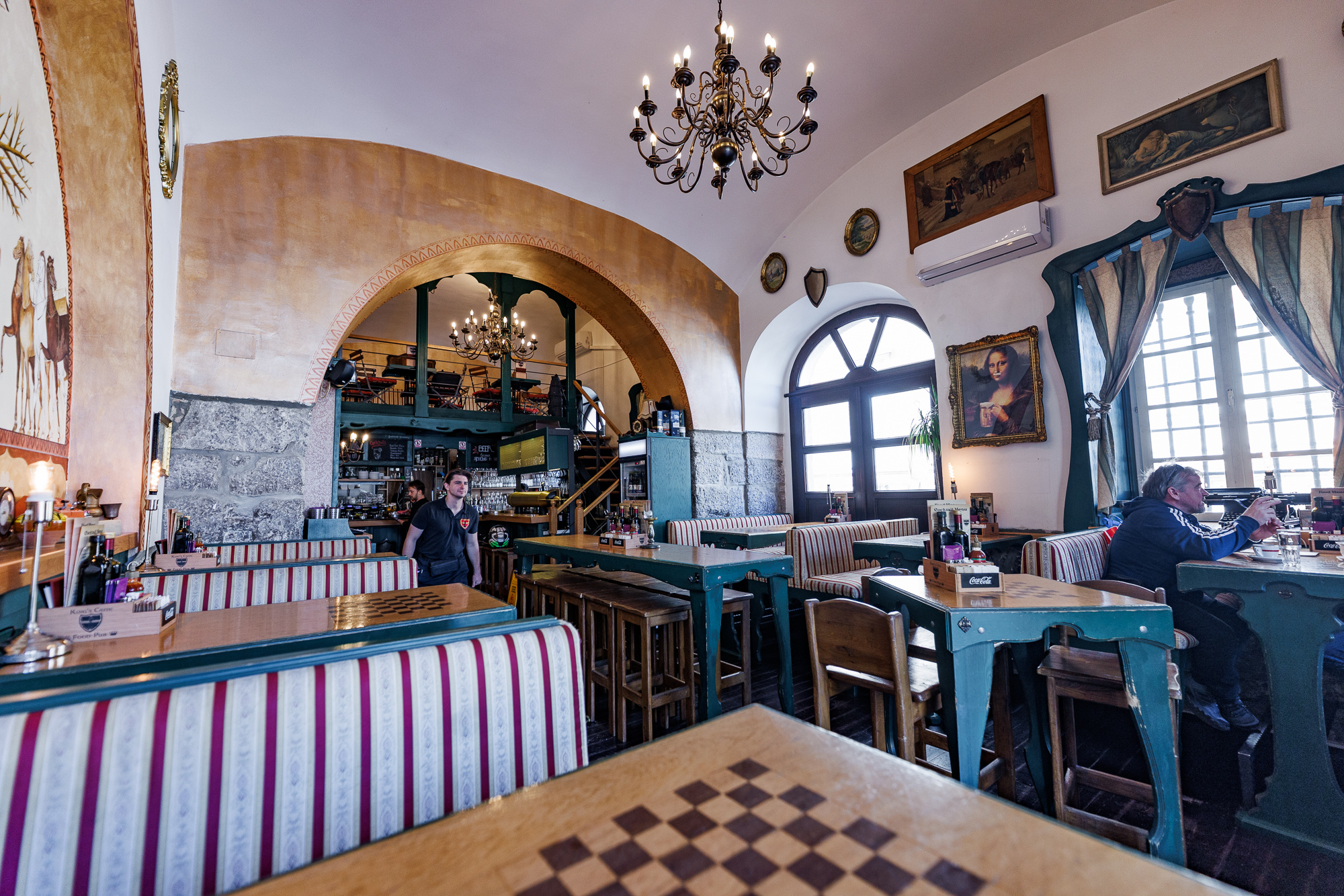 KING’S CAFFE FOOD PUB – PROSTOR-8