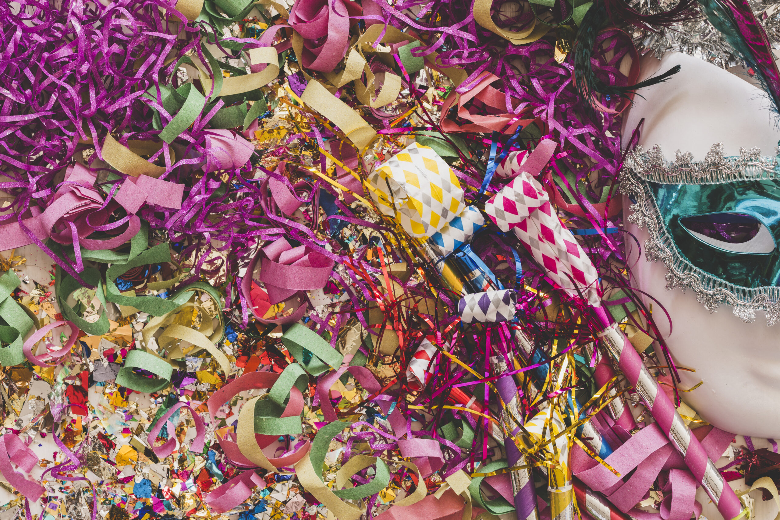 bright-confetti-serpentine-with-mask
